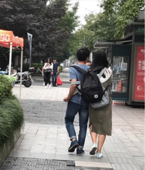 情侣高难度姿势秀恩爱,这谁受得了啊,哈哈哈 情侣高难度姿势秀恩爱,这谁受得了啊,哈哈哈