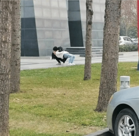 情侣高难度姿势秀恩爱,这谁受得了啊,哈哈哈 情侣高难度姿势秀恩爱,这谁受得了啊,哈哈哈