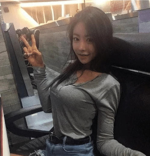 情侣高难度姿势秀恩爱,这谁受得了啊,哈哈哈 情侣高难度姿势秀恩爱,这谁受得了啊,哈哈哈