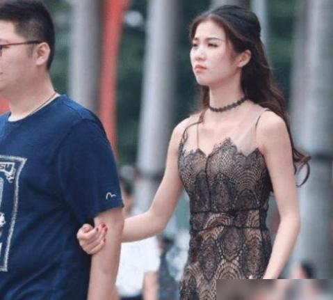 妹子,以后别穿这种薄如蝉翼的衣服上街了,男朋友会生气的! 妹子,以后别穿这种薄如蝉翼的衣服上街了,男朋友会生气的!