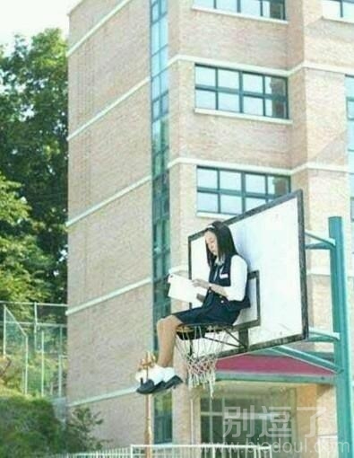 正在读书的女孩。 正在读书的女孩。