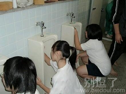 老师让女同学去洗男厕所。