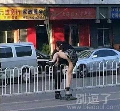 正在跨栏的妹子。。