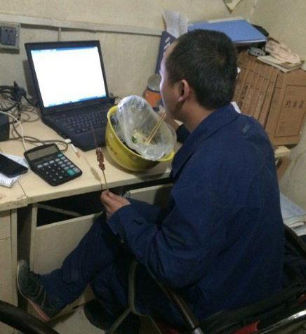 搞笑图片 没碗了,先拿这个将就一下吧 搞笑图片 没碗了,先拿这个将就一下吧