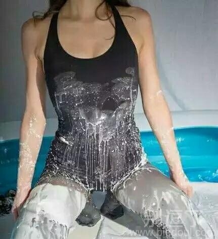 妹纸还是换个工作吧，粉刷匠实在太辛苦了！
