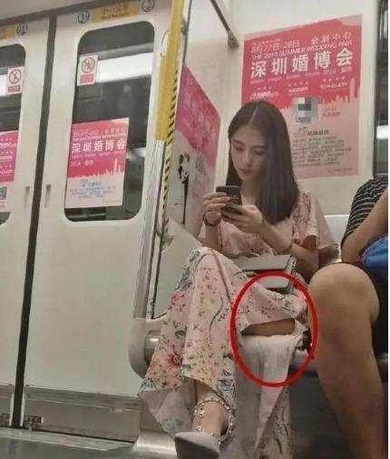 “妹子穿旗袍还是注意点坐姿,公共场合我都替你尴尬了”哈哈哈哈哈 “妹子穿旗袍还是注意点坐姿,公共场合我都替你尴尬了”哈哈哈哈哈
