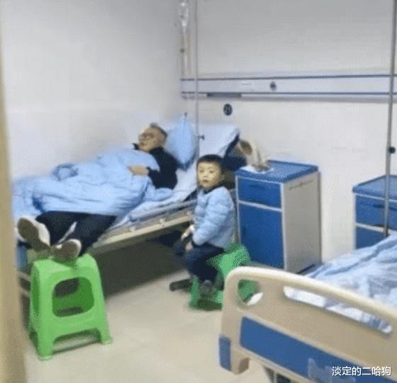这姑娘一定是遇到真爱了,大爷也真幸福,一旁的小伙都羡慕哈哈哈 这姑娘一定是遇到真爱了,大爷也真幸福,一旁的小伙都羡慕哈哈哈
