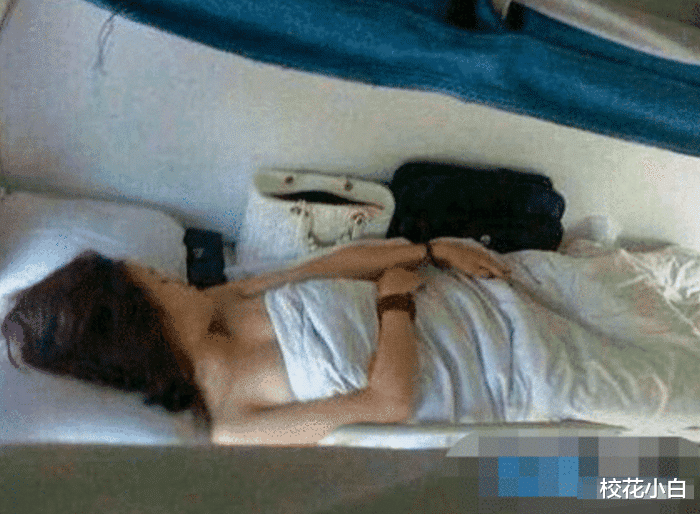 妹子你是把卧铺当自己家了啊?真是不把我们当外人呢哈哈 妹子你是把卧铺当自己家了啊?真是不把我们当外人呢哈哈