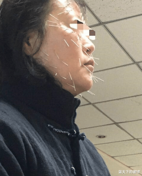 “为什么特种兵喜欢正握法,歹徒喜欢反握法呢?评论区都很热情哈!” “为什么特种兵喜欢正握法,歹徒喜欢反握法呢?评论区都很热情哈!”
