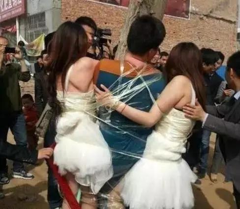 搞笑GIF趣图:爷爷奶奶结婚60年,爷爷今天特意给奶奶送花! 搞笑GIF趣图:爷爷奶奶结婚60年,爷爷今天特意给奶奶送花!