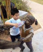 恶搞雕塑雕像搞笑图片