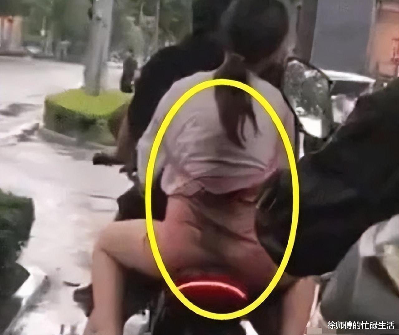 妹子,你白衣服都脏成这样了没发现吗,可把后面的人乐坏了 妹子,你白衣服都脏成这样了没发现吗,可把后面的人乐坏了