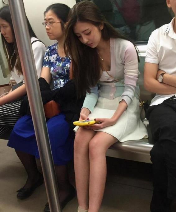 妹子别低头玩手机了,都快被人看光了,真是个粗心的妹子! 妹子别低头玩手机了,都快被人看光了,真是个粗心的妹子!