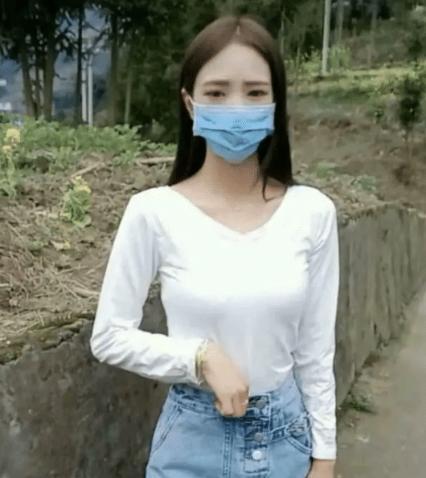 妹子别低头玩手机了,都快被人看光了,真是个粗心的妹子! 妹子别低头玩手机了,都快被人看光了,真是个粗心的妹子!