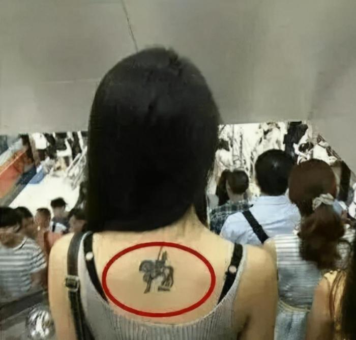街上偶遇前女友,发现她背后多了一个纹身,有什么寓意吗?哈哈哈 街上偶遇前女友,发现她背后多了一个纹身,有什么寓意吗?哈哈哈