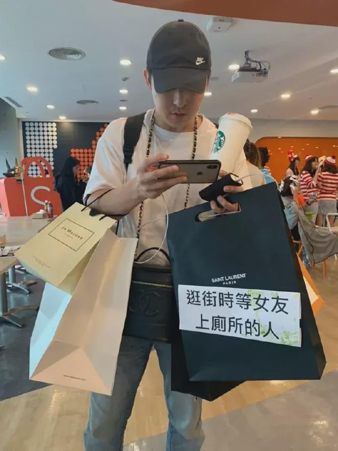 街上偶遇前女友,发现她背后多了一个纹身,有什么寓意吗?哈哈哈 街上偶遇前女友,发现她背后多了一个纹身,有什么寓意吗?哈哈哈