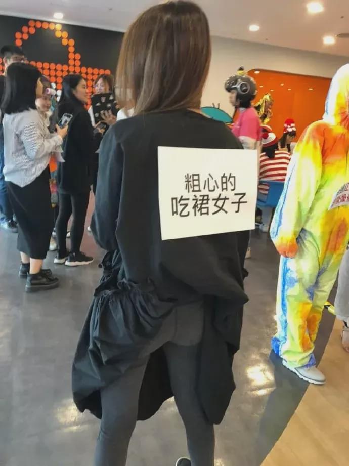 街上偶遇前女友，发现她背后多了一个纹身，有什么寓意吗？哈哈哈