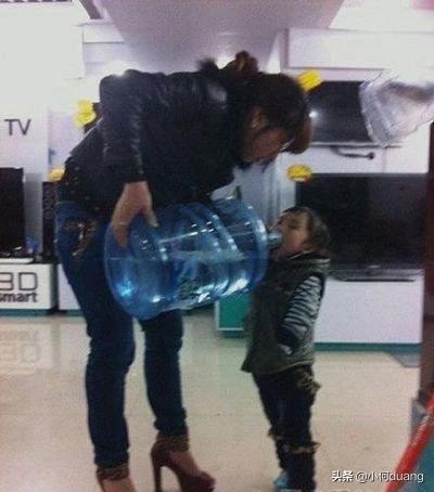 每日一笑:妈妈说,这样喝水可以少洗一个杯子 每日一笑:妈妈说,这样喝水可以少洗一个杯子