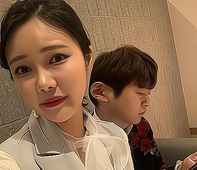 妹子,确定你没有穿错衣服就出来了,这身打扮看得我脸都红了