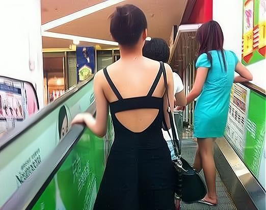 妹子,确定你没有穿错衣服就出来了,这身打扮看得我脸都红了