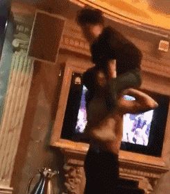 妹子,确定你没有穿错衣服就出来了,这身打扮看得我脸都红了