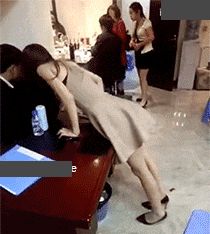 妹子,确定你没有穿错衣服就出来了,这身打扮看得我脸都红了