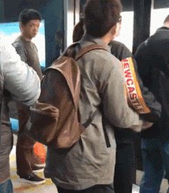 妹子,确定你没有穿错衣服就出来了,这身打扮看得我脸都红了