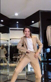 妹子,确定你没有穿错衣服就出来了,这身打扮看得我脸都红了