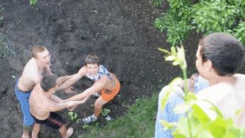 妹子,确定你没有穿错衣服就出来了,这身打扮看得我脸都红了