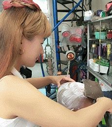 妹子,确定你没有穿错衣服就出来了,这身打扮看得我脸都红了