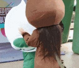 妹子,确定你没有穿错衣服就出来了,这身打扮看得我脸都红了