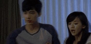 妹子,确定你没有穿错衣服就出来了,这身打扮看得我脸都红了