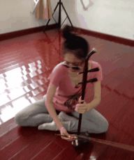 妹子,确定你没有穿错衣服就出来了,这身打扮看得我脸都红了