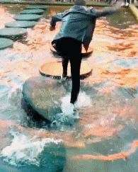 妹子,确定你没有穿错衣服就出来了,这身打扮看得我脸都红了