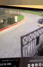 妹子,确定你没有穿错衣服就出来了,这身打扮看得我脸都红了