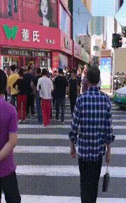 妹子,确定你没有穿错衣服就出来了,这身打扮看得我脸都红了