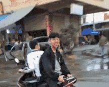 妹子,确定你没有穿错衣服就出来了,这身打扮看得我脸都红了