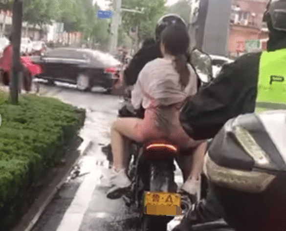 “挡泥板:你们以为我是花瓶吗?”哈哈哈哈下雨天千万别坐摩托车.... “挡泥板:你们以为我是花瓶吗?”哈哈哈哈下雨天千万别坐摩托车....