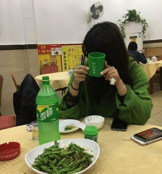 “大伙儿要是有这样的媳妇,还会采外面的野花吗?”哈哈哈哈~ “大伙儿要是有这样的媳妇,还会采外面的野花吗?”哈哈哈哈~