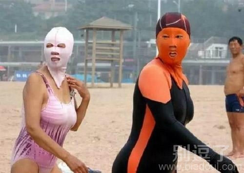 在沙滩上的两个人。
