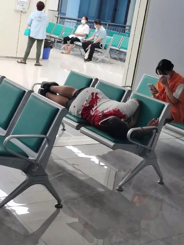 “主播你的胸掉了?直播中出现的超尴尬意外…” “主播你的胸掉了?直播中出现的超尴尬意外…”