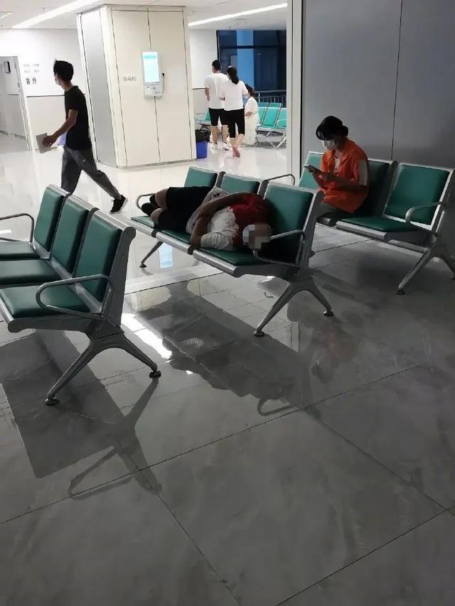 “主播你的胸掉了?直播中出现的超尴尬意外…” “主播你的胸掉了?直播中出现的超尴尬意外…”