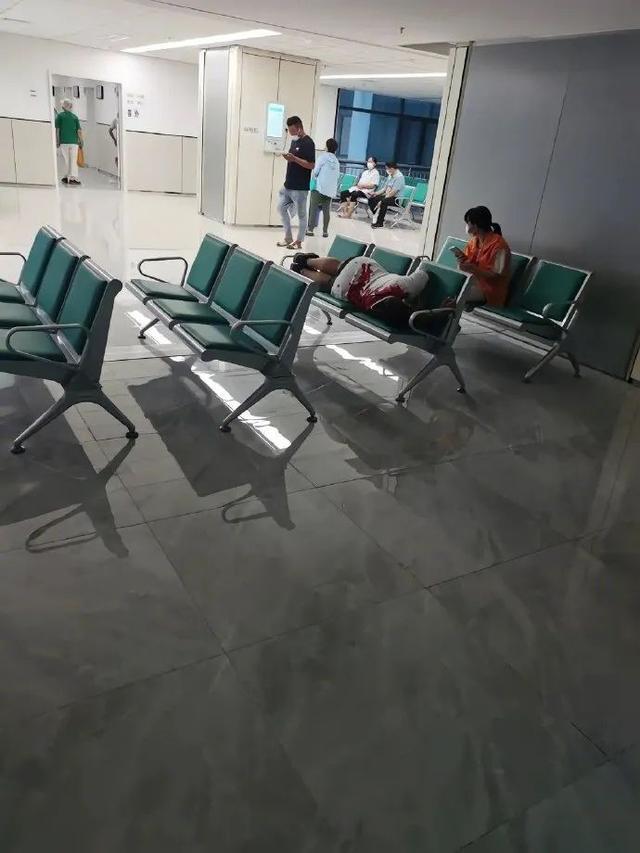 “主播你的胸掉了?直播中出现的超尴尬意外…” “主播你的胸掉了?直播中出现的超尴尬意外…”