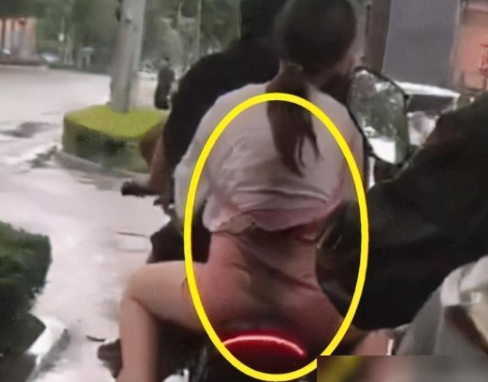 “小姐姐你也太粗心了,就没感到背后一股热流?”哈哈哈,多少有点尴尬 “小姐姐你也太粗心了,就没感到背后一股热流?”哈哈哈,多少有点尴尬