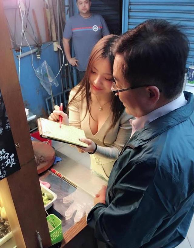 “听说楼下的小吃店非常火爆,来了一次才知道原因!”哈哈哈 “听说楼下的小吃店非常火爆,来了一次才知道原因!”哈哈哈