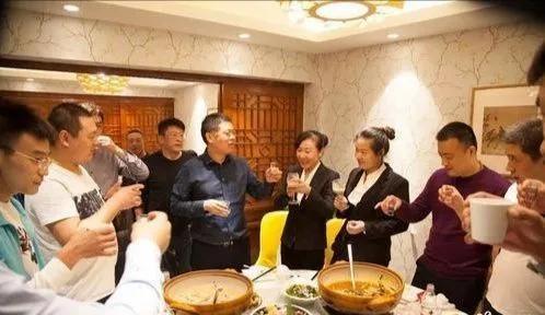 酒局后领导问我谁结账,低情商只会说我来结,高情商这样回复才行 酒局后领导问我谁结账,低情商只会说我来结,高情商这样回复才行