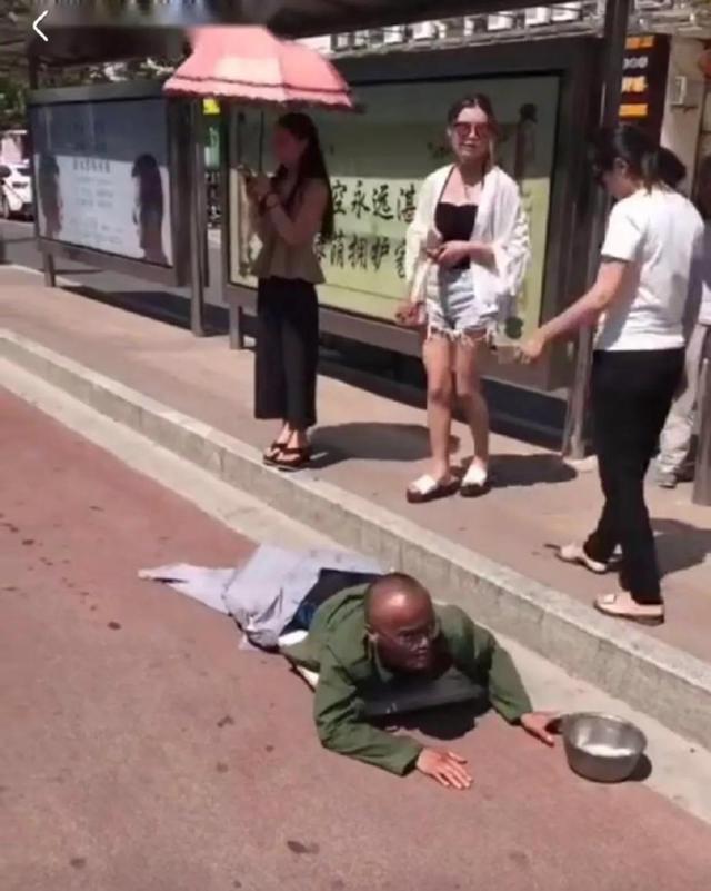 爆笑趣图:丈夫每天出门都要化妆,妻子实在受不了把他胖揍一顿 爆笑趣图:丈夫每天出门都要化妆,妻子实在受不了把他胖揍一顿