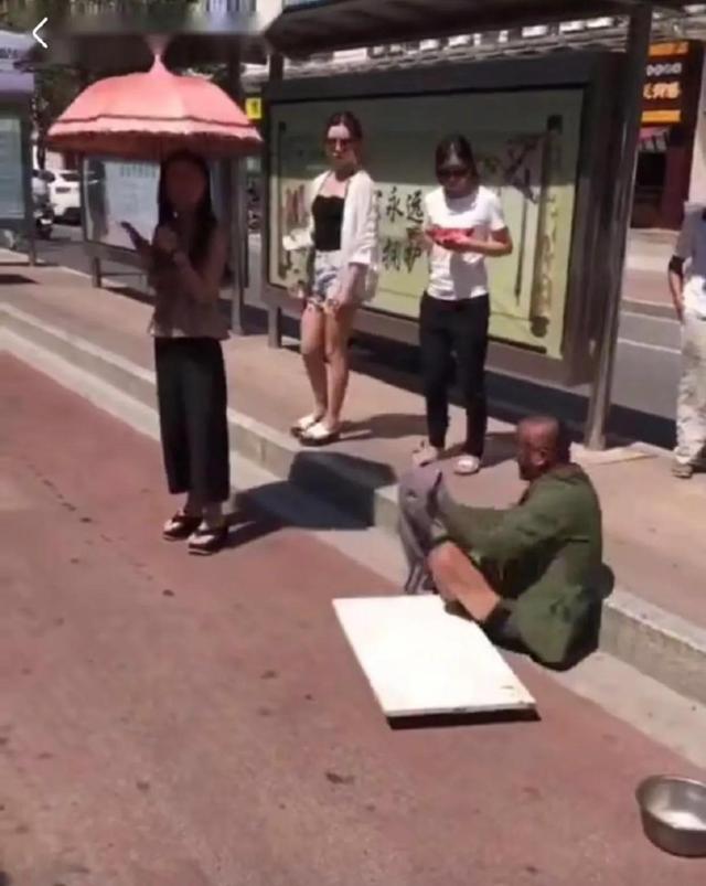 爆笑趣图:丈夫每天出门都要化妆,妻子实在受不了把他胖揍一顿 爆笑趣图:丈夫每天出门都要化妆,妻子实在受不了把他胖揍一顿
