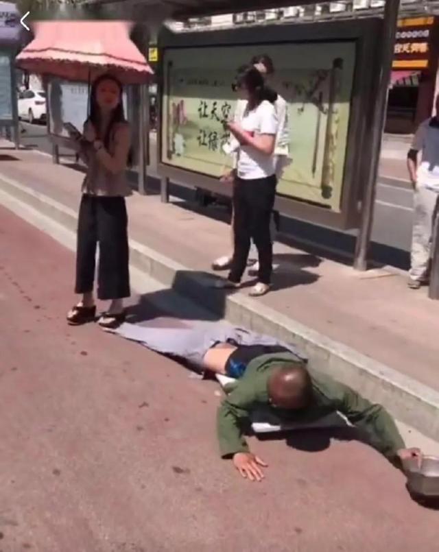 爆笑趣图:丈夫每天出门都要化妆,妻子实在受不了把他胖揍一顿 爆笑趣图:丈夫每天出门都要化妆,妻子实在受不了把他胖揍一顿