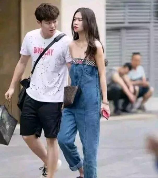 “姑娘,你的脚都快伸到小伙嘴里了,公众场合还是要注意一下的。”哈哈哈哈哈 “姑娘,你的脚都快伸到小伙嘴里了,公众场合还是要注意一下的。”哈哈哈哈哈